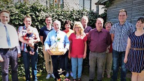 Eugen Zanggl feierte 80. Geburtstag. Unser Bild zeigt Eugen Zanggl mit Geschenk im Kreise von Familie und Geburtstagsgästen. Links im Bild Bürgermeister Robert Bosch. Foto: Werner Reißaus