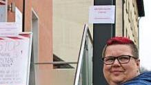 Abstand halten in der Schlange ist angesagt. Foto: Ulrike Müller
