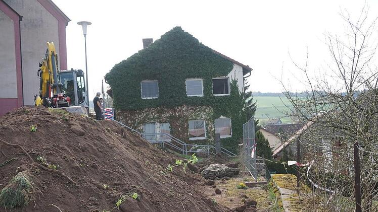 Das Gelände zum Josefsheim wird aufgeschüttet und mit Mauern gestützt.  Marion Eckert