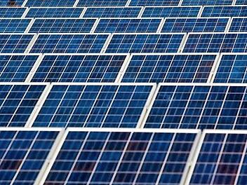 Mehr Photovoltaik und den Ausbau der Windkraft empfahl die Energieberatung dem Nüdlinger Gemeinderat.  Foto: Symbolbild Patrick Pleul/dpa