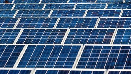 Mehr Photovoltaik und den Ausbau der Windkraft empfahl die Energieberatung dem Nüdlinger Gemeinderat.  Foto: Symbolbild Patrick Pleul/dpa