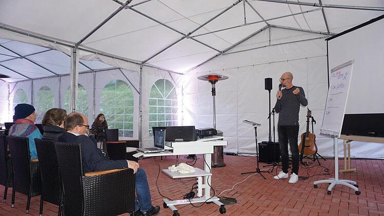 Zeiträume im Zelt: Die Tagungsstätte Hohe Rhön lädt zu Veranstaltungen  ins Zelt ein. Dabei sind allerdings einige Auflagen zu beachten.  Foto:  Marion Eckert