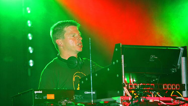 So kennen vor allem die Jungen und die Junggebliebenen Ralf Hirle. Als Freizeit-DJ sorgt der 53-jährige Vertriebsleiter für Stimmung auf den verschiedensten Partys, auch wenn es da in Corona-Zeiten deutlich stiller geworden ist.