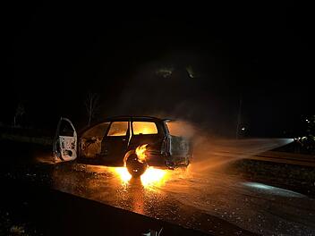 Auto bei Rödental in Vollbrand