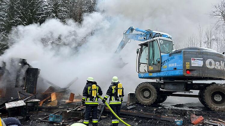 Ludwigsstadt: Feuerwehr-Großeinsatz bei Brand in „Liftstuben“ – eindrucksvolle Bilder