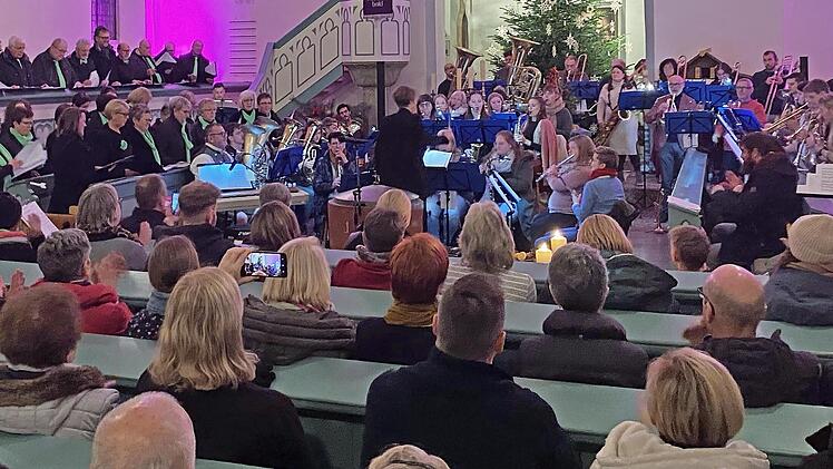 Die Kirche in Geroda war zum Weihnachtskonzert des Jugenblasorchesters bis auf den letzten Platz gefüllt.