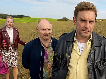 Sebastian Bezzel (rechts) kehrt als Franz Eberhofer zur&uuml;ck auf die Leinwand. Auch Simon Schwarz als sein Kumpel Rudi Birkenberger und Lisa Marie Potthoff als seine Lebensgef&auml;hrtin Susi sind wieder mit dabei.