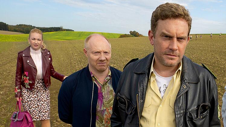 Sebastian Bezzel (rechts) kehrt als Franz Eberhofer zur&uuml;ck auf die Leinwand. Auch Simon Schwarz als sein Kumpel Rudi Birkenberger und Lisa Marie Potthoff als seine Lebensgef&auml;hrtin Susi sind wieder mit dabei.