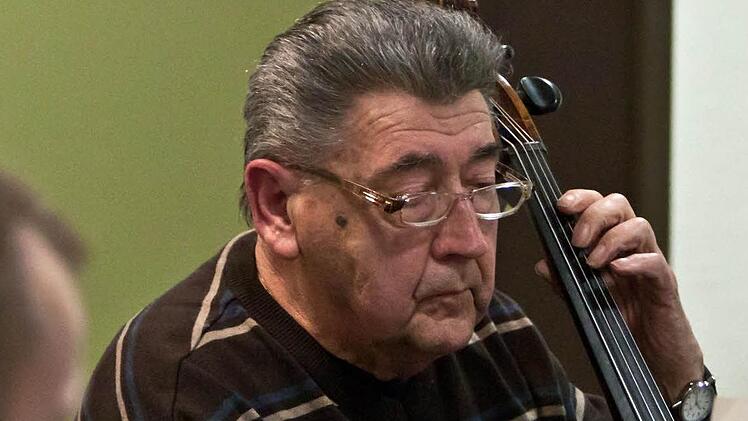 Seit 56 Jahren dabei: Karl Mechtold am Violoncello.