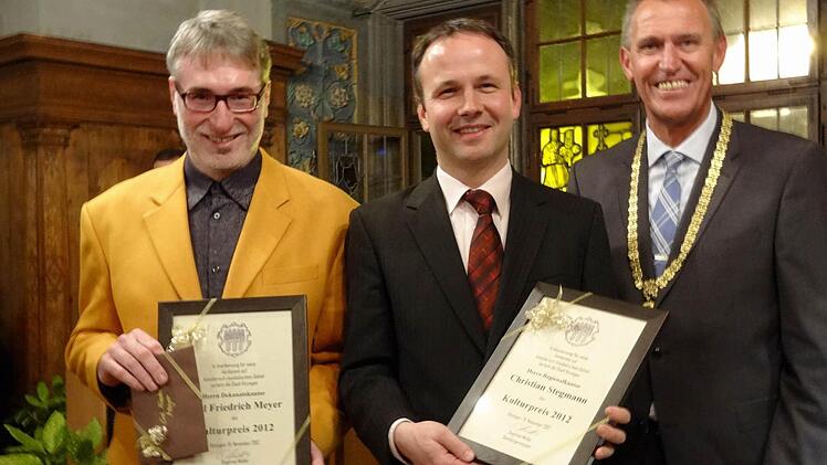 Oberbürgermeister Siegfried Müller überreicht dem Dekanatskantor Carl Friedrich Meyer und dem Regionalkantor Christian Stegmann den Kulturpreis der Stadt Kitzingen.