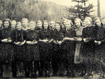 17 Mädchen   feiern  am 18. März 1945 in Muggendorf ihre Konfirmation.  Repros: Franze