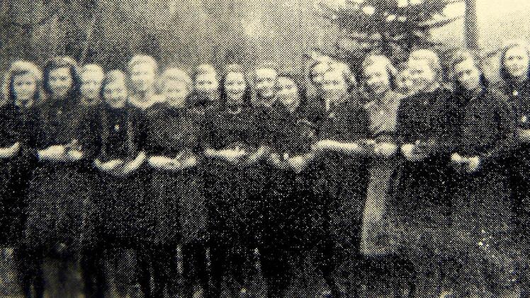 17 Mädchen   feiern  am 18. März 1945 in Muggendorf ihre Konfirmation.  Repros: Franze