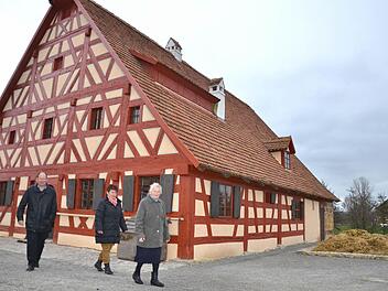 Die Schmidts verlassen das Sporer-Haus, den Stammsitz der Familie, der in Bad Windsheim wieder aufgebaut wurde.  Fotos: Wilfried Roppelt