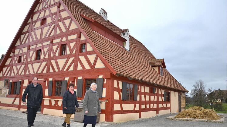 Die Schmidts verlassen das Sporer-Haus, den Stammsitz der Familie, der in Bad Windsheim wieder aufgebaut wurde.  Fotos: Wilfried Roppelt