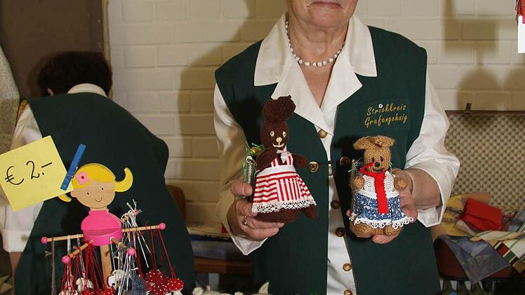 Marianne Schramm vom Strickkreis Gragengehaig hatte einen österlichen Stand für die vielen Wanderer aufgebaut.