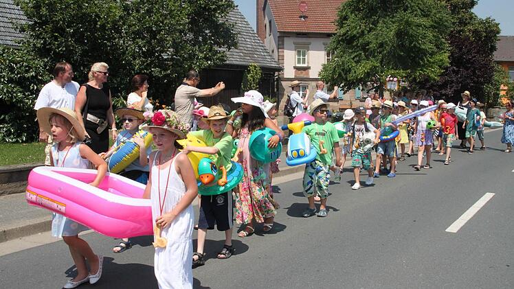 Ein bunter Zug schlängelte sich durch die Straßen von Melkendorf vorbei an allerhand Schaulustigen. Foto: Stephan Stöckel