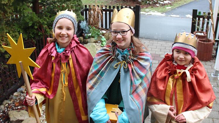 Johanna (Balthasar), Caterina (Melchior) und Elisa (Kaspar) warten, dass die Tür aufgeht.