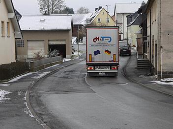 Das staatliche Bauamt Bamberg will die stark in Mitleidenschaft gezogene Ortsdurchfahrt in Tschirn (Nordhalbener und Teuschnitzer Straße) sanieren. Dabei ist auch die Gemeinde Tschirn mit Wasserleitungen und Gehsteigen gefordert.  Foto: Michael Wunder