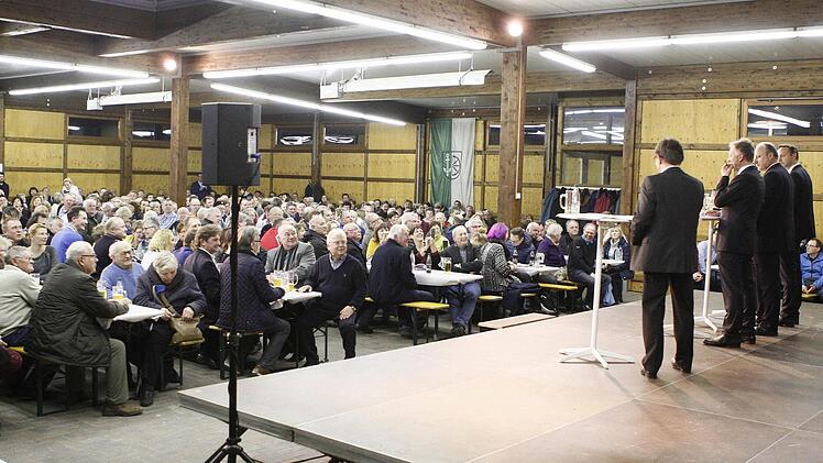 Podiumsdiskussion in der Mainleuser Sommerhalle. Foto: Jochen Nützel