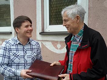 Symbolische Übergabe der Amtsgeschäfte: Jonathan Kirchner (links) tritt die Nachfolge von Ingo Walcher als Bad Brückenauer PWG-Vorsitzender an. Der 28-Jährige wurde von den Mitgliedern auf der Jahreshauptversammlung einstimmig gewählt. Foto: Rolf Pralle