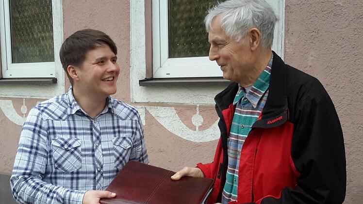 Symbolische Übergabe der Amtsgeschäfte: Jonathan Kirchner (links) tritt die Nachfolge von Ingo Walcher als Bad Brückenauer PWG-Vorsitzender an. Der 28-Jährige wurde von den Mitgliedern auf der Jahreshauptversammlung einstimmig gewählt. Foto: Rolf Pralle