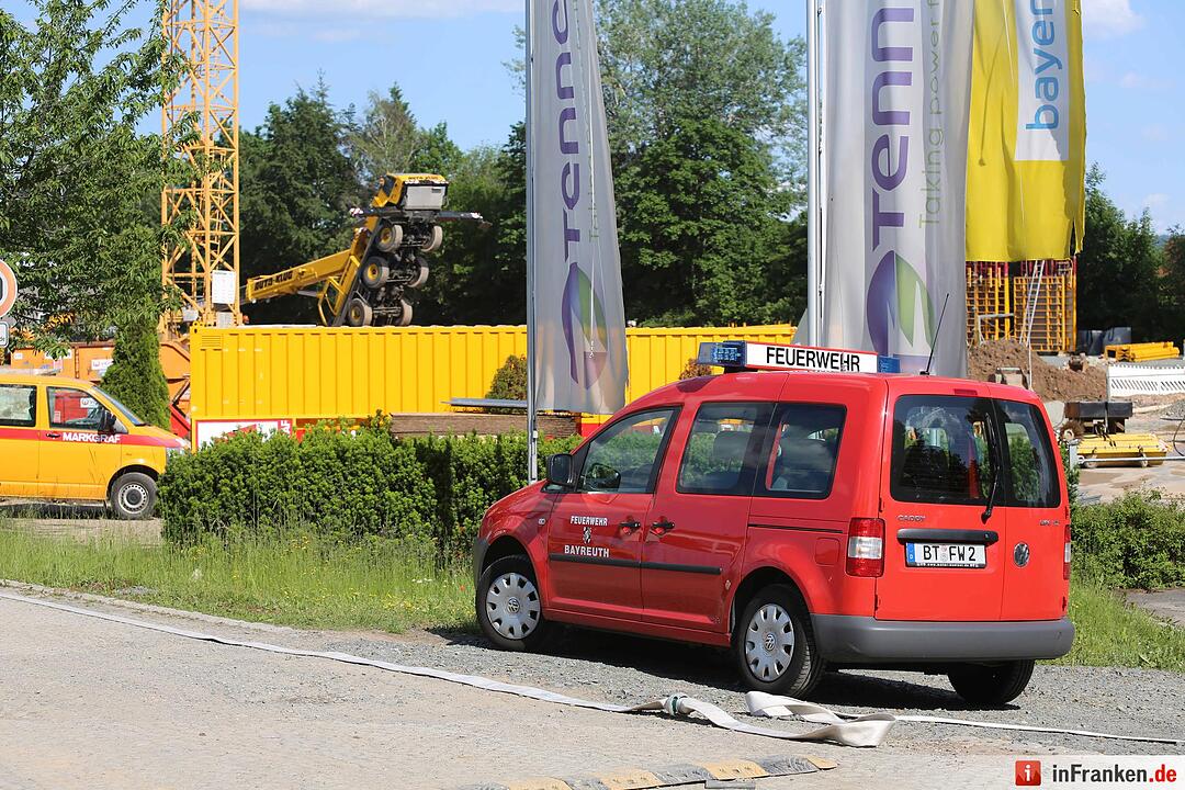 Autokran auf Baustelle in Bayreuth umgestürzt