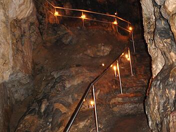 Das neue Edelstahl-Geländer sorgt für Sicherheit in der Rosenmüllershöhle. Foto: Paul Pöhlmann