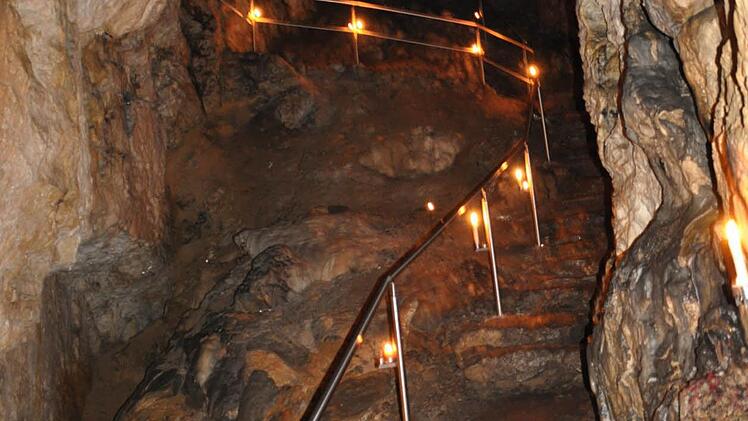 Das neue Edelstahl-Geländer sorgt für Sicherheit in der Rosenmüllershöhle. Foto: Paul Pöhlmann
