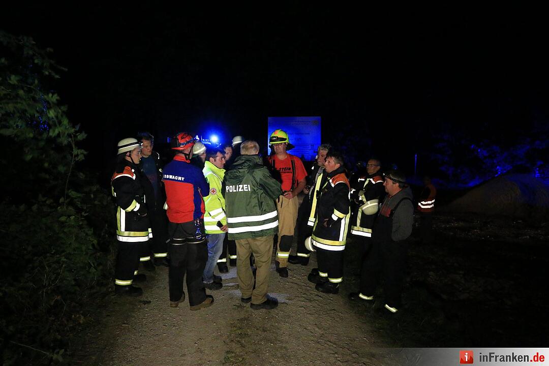 Ein Mann ist  in einem Waldstück bei Ebermannstadt von einer Felskante gefallen. Er war im Drogenrausch halbnackt duch den Wald gerannt.