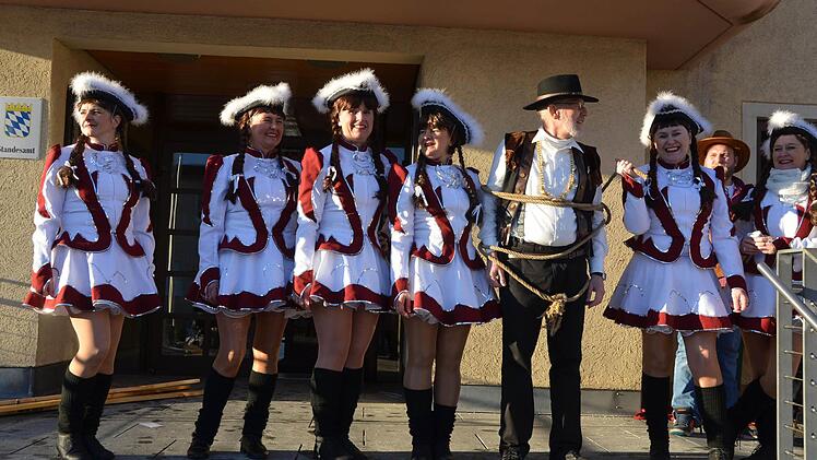 Bürgermeister Waldemar Bug kapitulierte und ließ sich von den Katzemicher Gardedamen abführen.