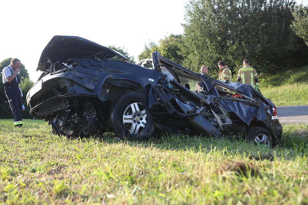 Schmerldorf: 20-Jähriger bei Unfall aus Auto geschleudert und schwerst verletzt