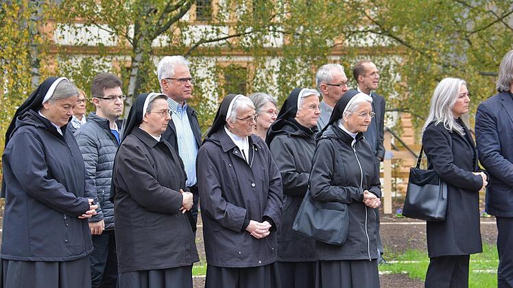 Zahlreiche Gäste waren zur Segnung und Vorstellung nach Maria Bildhausen gekommen, darunter auch Schwestern der St. Josefskongregation aus Ursberg. Foto: Friedrich