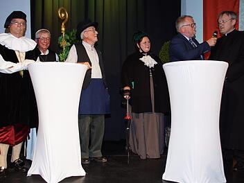 Interview mit der Zeiler Geschichte: Moderator Eberhard Schellenberger (Zweiter von rechts)  spricht mit Pfarrer Karl Link (verkörpert von Dieter Köpf, rechts), Elisabetha Hofmann (Susanne Böß-Naumann, weiter von rechts), Steinhauermeister Melchior Kurtz (Heinrich Weisel), Abt Alberich Degen (Richard Schlegelmilch) und Bürgermeister Johann Langhans (Christoph Winkler).  Sabine Weinbeer