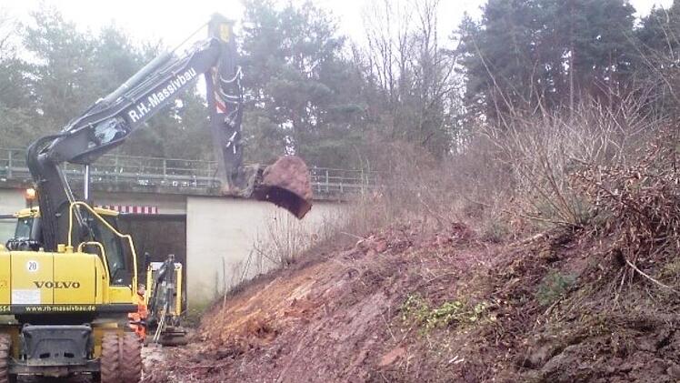 Die Ortsverbindungsstraße auf Frensdorfer Seite der Unterführung nach dem Erdrutsch im Januar 2011...