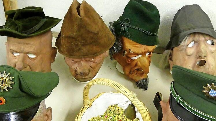 Noch stehen die Masken friedlich auf einem Tisch: Polizisten, Sackträger, Bärentreiber und Männla Foto und Repro: Dieter Hübner