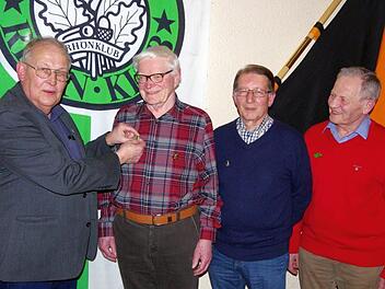 Eine Würdigung durch den Rhönklub-Hauptverein (von links) erhielten von Regionalvorsitzendem Konrad Tripp Horst Hippler, Erwin Henz, Rüdiger Donnerstag. Fotos: Klaus Werner