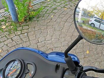Der 31-J&auml;hrige Roller-Fahrer verletzte sich beim Sturz schwer.