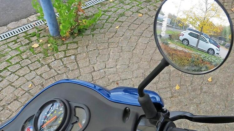 Der 31-J&auml;hrige Roller-Fahrer verletzte sich beim Sturz schwer.