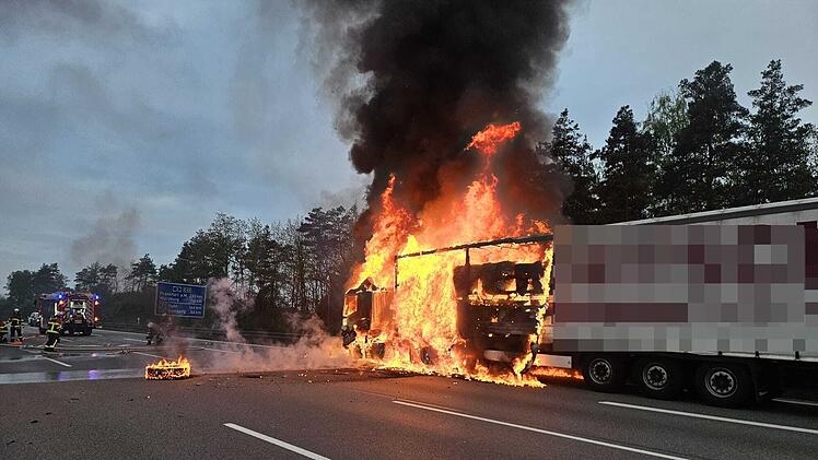 LKW fängt Flammen auf A3 - kilometerlanger Stau