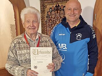 Harald Sch&uuml;tz (links) wurde f&uuml;r 60 Jahre Mitgliedschaft im KSV vom Ersten Vorsitzenden Klaus Fischer geehrt.