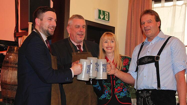 Prost! Links der Schonunger Bürgermeister Stefan Rottmann.