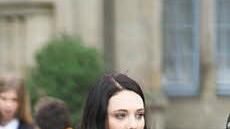 Maria Ehrich als Gwendolyn "Gwen" Shepherd.