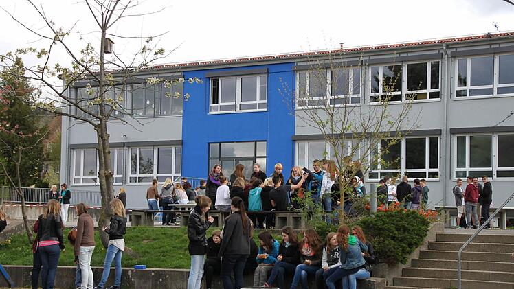 Große Pause in der Mittelschule Hammelburg: Schulleiterin Ingeborg Hoffmann berichtete in der Ratssitzung von einer in den vergangenen Jahren merklich gestiegenen Zahl von Schülern mit Problemen. Foto: Markus Reeh