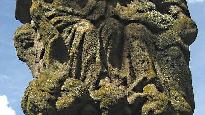 Die Marter gegenüber des Hauses Nummer 12. An der Vorderseite die Heilige Dreifaltigkeit, an den Ecken sind Engelköpfe, an der Rückseite ist Johannes der Täufer, an der linken Seite der Erzengel Michael und rechts die Muttergottes mit dem Jesuskind. Familie Witzgall pflegt diese Marter liebevoll.
