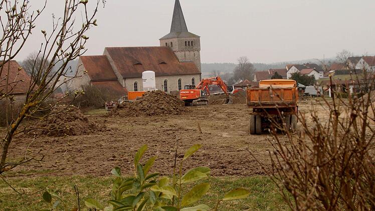 Blick auf das neue Baugebiet in Breitbrunn hinter der Kirche, für das auch das Pflaster ausgewählt wurde. Foto: Günther Geiling
