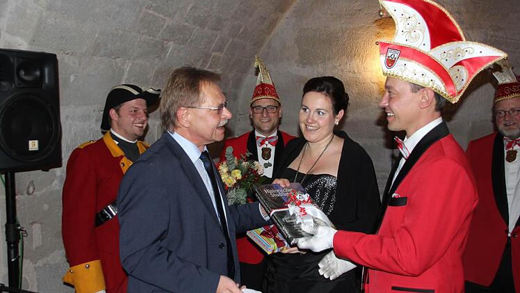 Schirmherr und Bürgermeister Wolfgang Beiergrößlein dankte dem bisherigen Prinzenpaar Holger I. und Dana I. für die hervorragende Regentschaft.  Foto: Friedwald Schedel