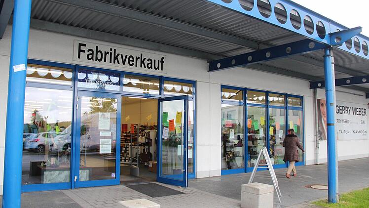 Im Schuhoutlet Roman Degenhardt warten die neuen Sommer-Kollektionen auf die Kunden. Hier lässt es sich am verkaufsoffenen Sonntag bestens einkaufen. Eine enorme Auswahl wartet!  Fotos: Johanna Blum