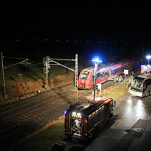 Fußgänger von Regionalbahn erfasst und schwer verletzt - Feuerwehr muss Passagiere evakuieren