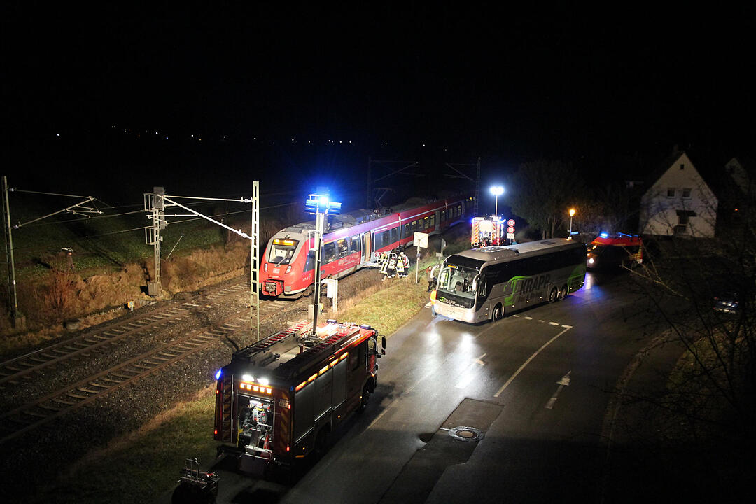 Fußgänger von Regionalbahn erfasst und schwer verletzt - Feuerwehr muss Passagiere evakuieren