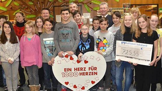 Symbolisch übergaben die Jungen und Mädchen der Klasse 6 b der Mittelschule Küps einen Scheck an die Benefizaktion "1000 Herzen für Kronach".  Foto: Karl-Heinz Hofmann